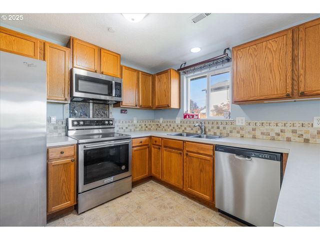 670 N 1ST St, Carlton, OR 97111