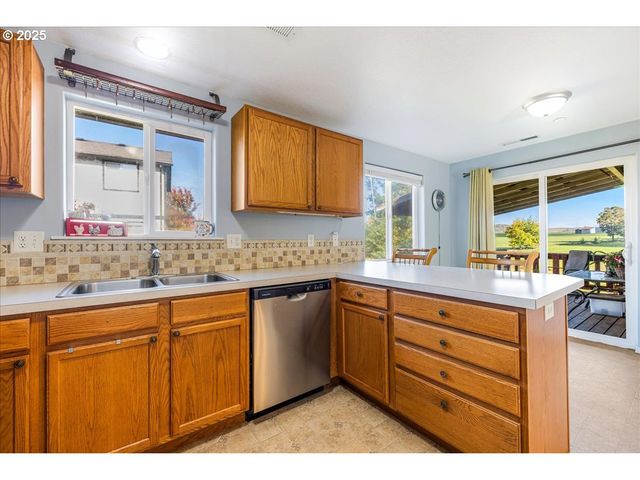 670 N 1ST St, Carlton, OR 97111