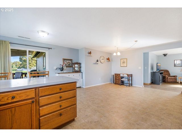 670 N 1ST St, Carlton, OR 97111