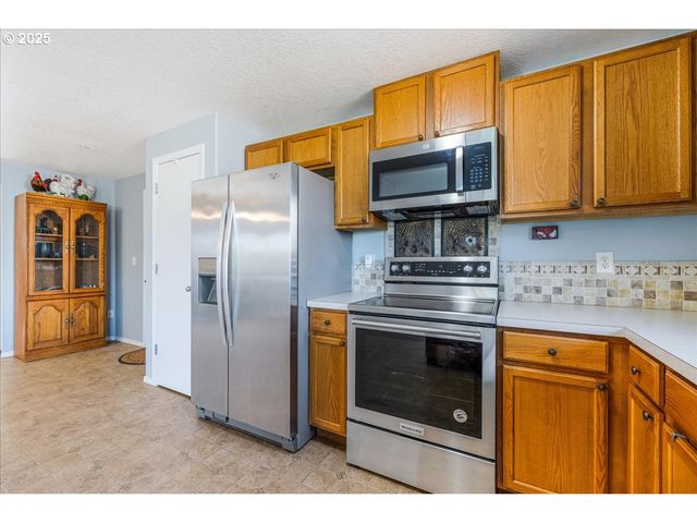 670 N 1ST St, Carlton, OR 97111