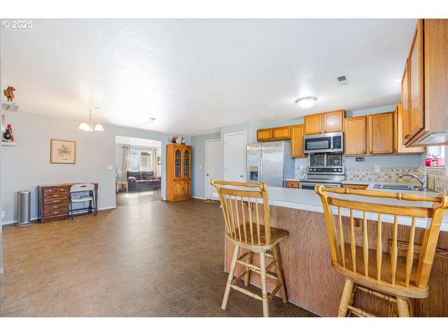 670 N 1ST St, Carlton, OR 97111