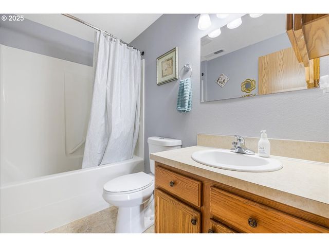 670 N 1ST St, Carlton, OR 97111