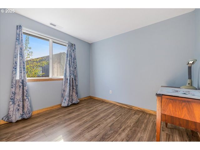 670 N 1ST St, Carlton, OR 97111