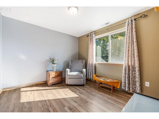 670 N 1ST St, Carlton, OR 97111