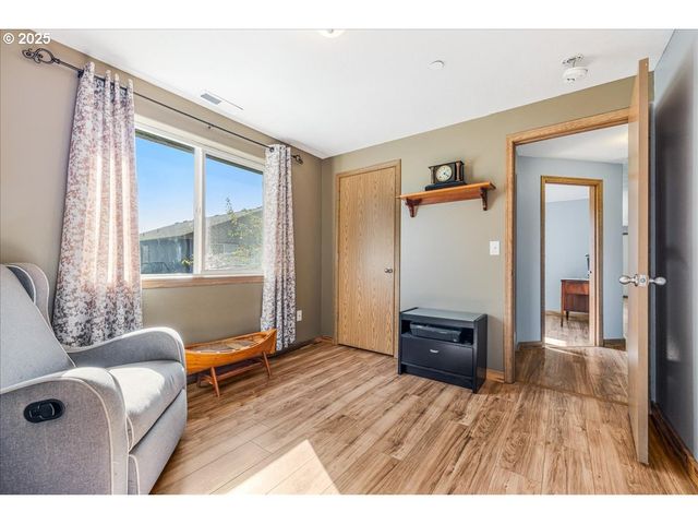 670 N 1ST St, Carlton, OR 97111