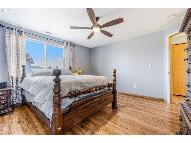 670 N 1ST St, Carlton, OR 97111