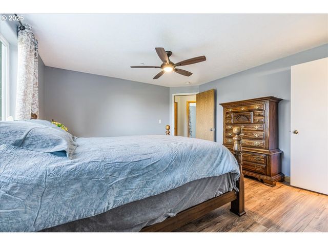 670 N 1ST St, Carlton, OR 97111