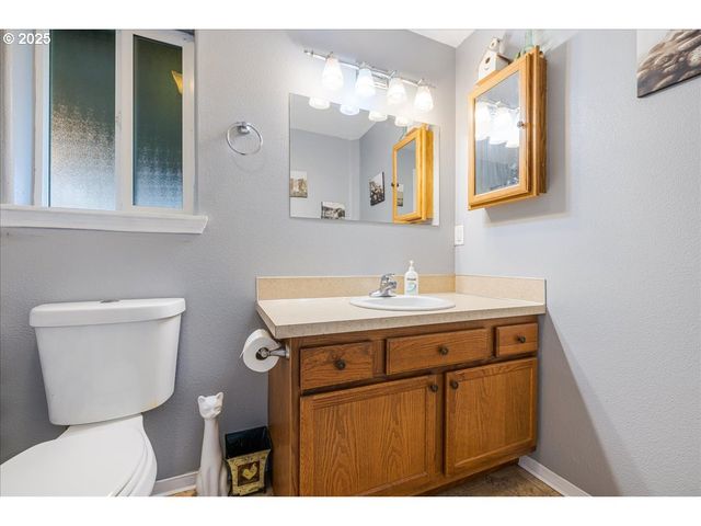 670 N 1ST St, Carlton, OR 97111