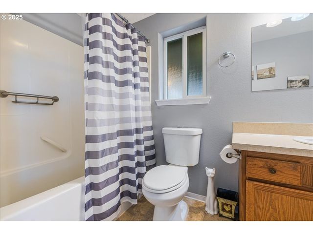 670 N 1ST St, Carlton, OR 97111