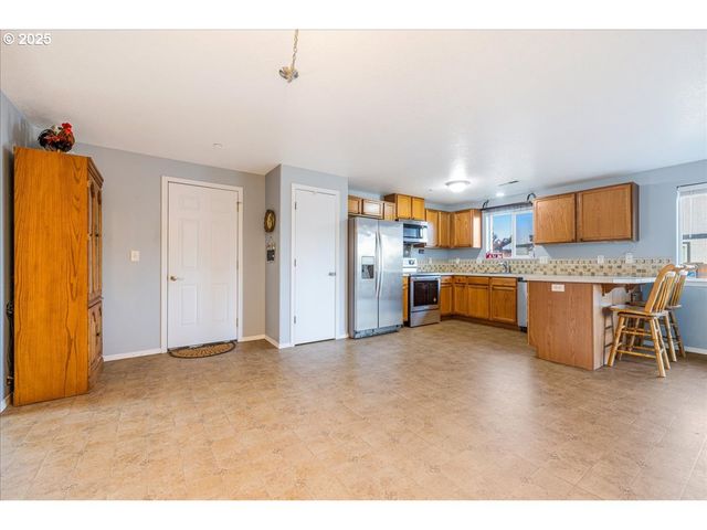 670 N 1ST St, Carlton, OR 97111