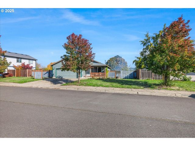 670 N 1ST St, Carlton, OR 97111