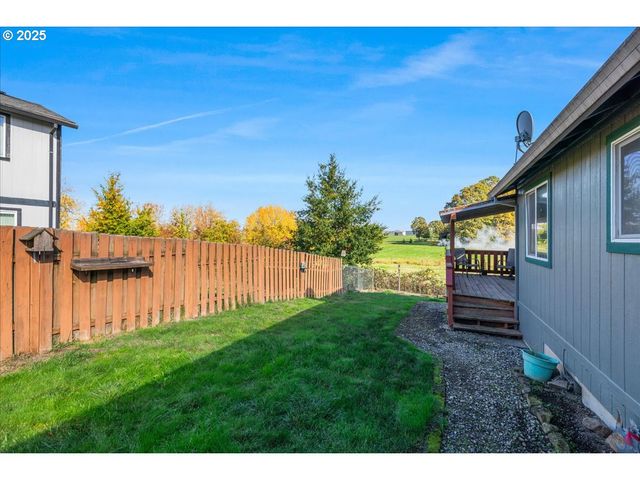 670 N 1ST St, Carlton, OR 97111