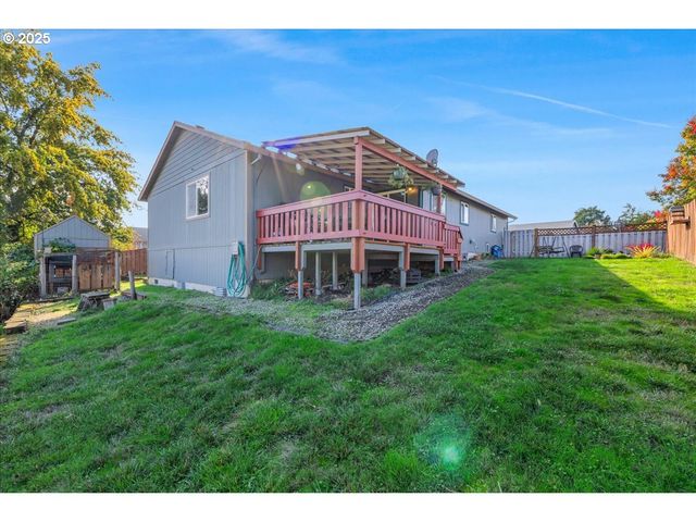 670 N 1ST St, Carlton, OR 97111