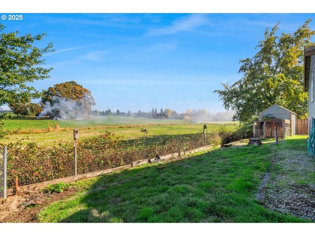 670 N 1ST St, Carlton, OR 97111