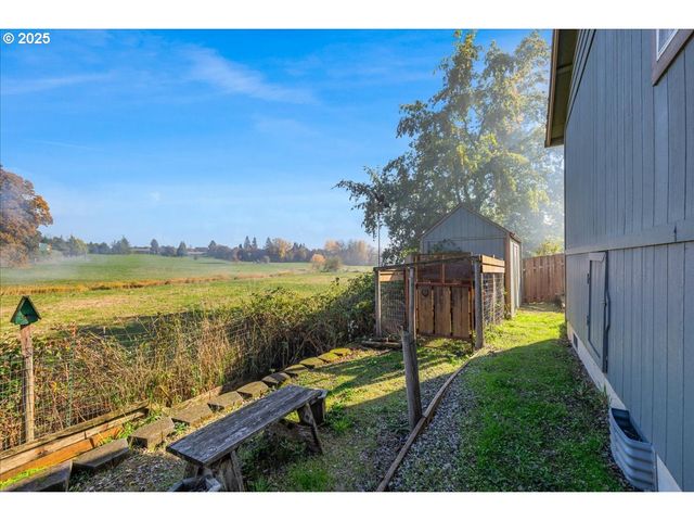 670 N 1ST St, Carlton, OR 97111