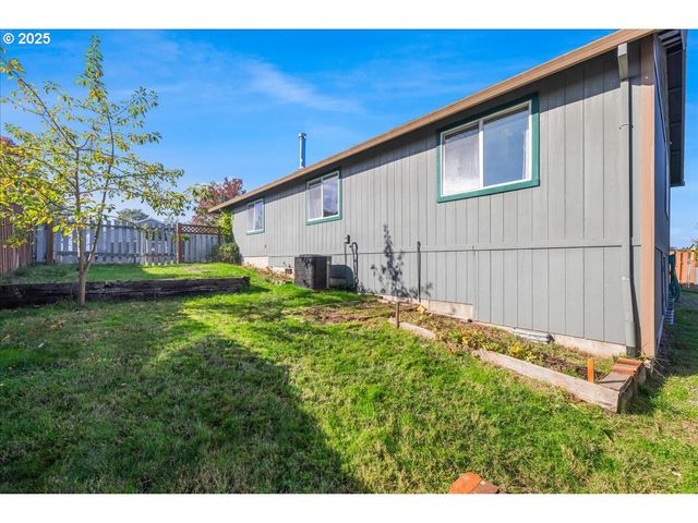 670 N 1ST St, Carlton, OR 97111