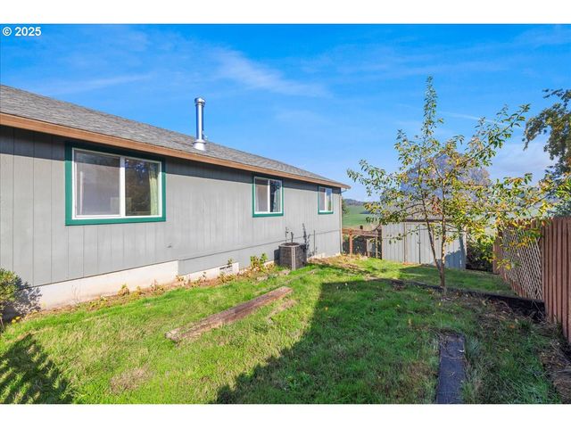 670 N 1ST St, Carlton, OR 97111