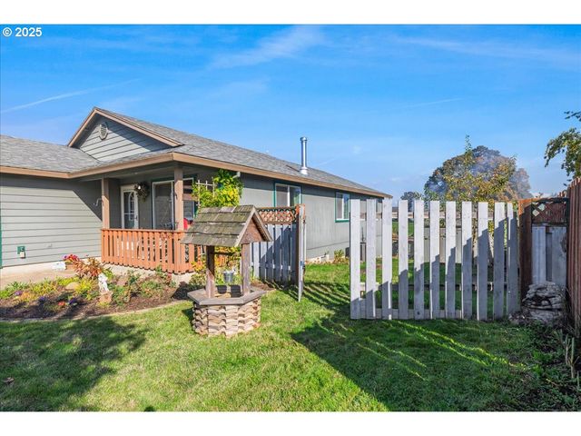 670 N 1ST St, Carlton, OR 97111