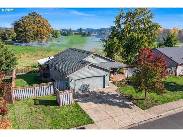 670 N 1ST St, Carlton, OR 97111