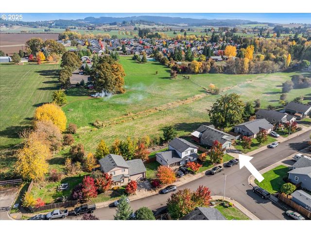 670 N 1ST St, Carlton, OR 97111