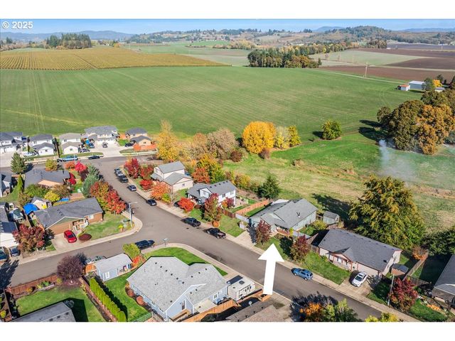 670 N 1ST St, Carlton, OR 97111