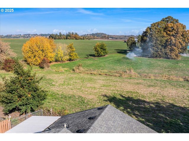 670 N 1ST St, Carlton, OR 97111