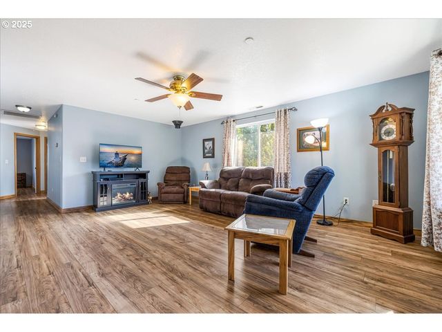 670 N 1ST St, Carlton, OR 97111