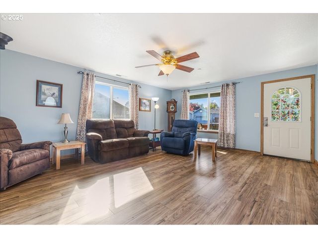 670 N 1ST St, Carlton, OR 97111