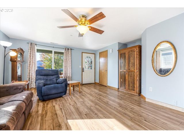 670 N 1ST St, Carlton, OR 97111