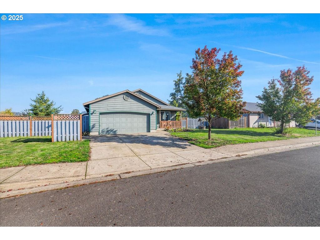 670 N 1ST St, Carlton, OR 97111