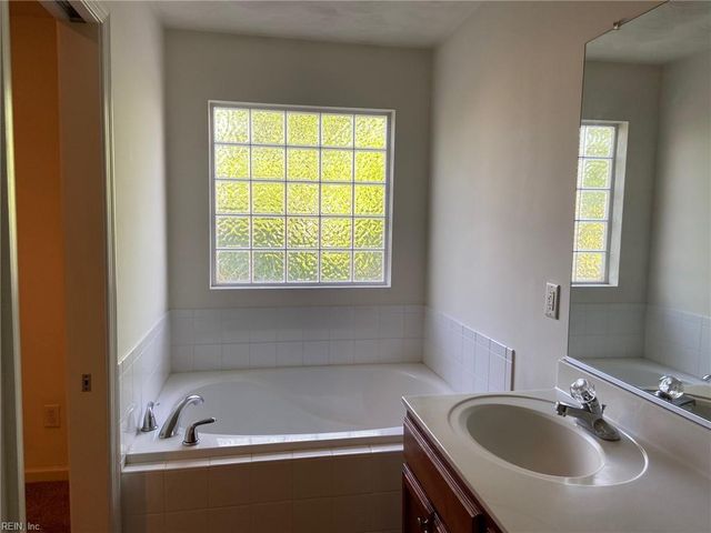 10 Rutland DR, Hampton, VA 23666