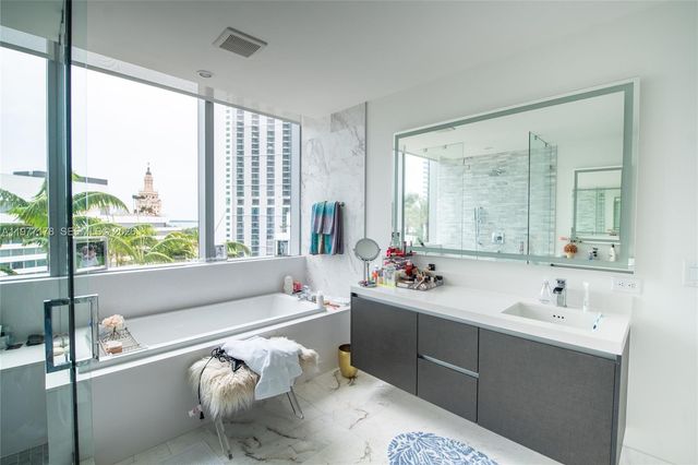 851 NE 1st Avenue 811, Miami, FL 33132