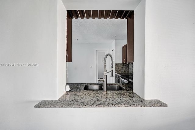 8105 SW 19th St, North Lauderdale, FL 33068