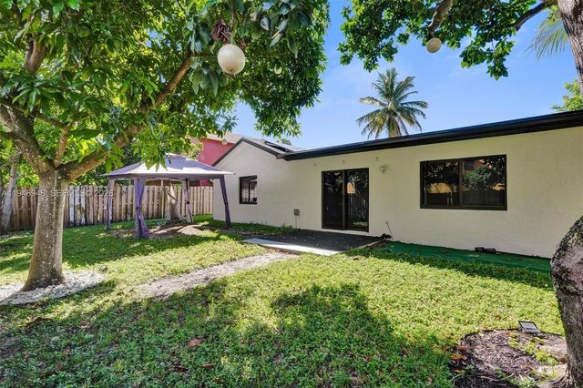 8105 SW 19th St, North Lauderdale, FL 33068