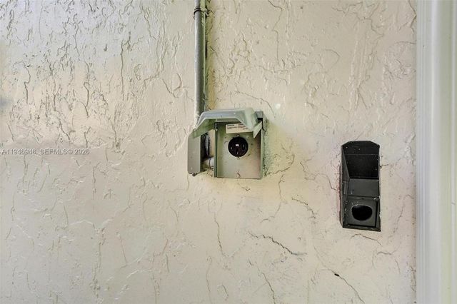 8105 SW 19th St, North Lauderdale, FL 33068