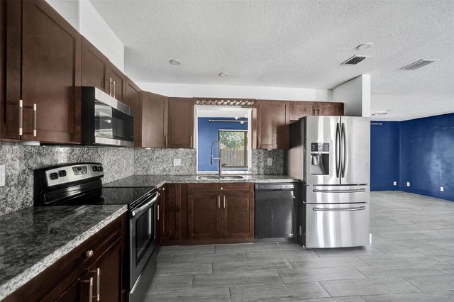 8105 SW 19th St, North Lauderdale, FL 33068