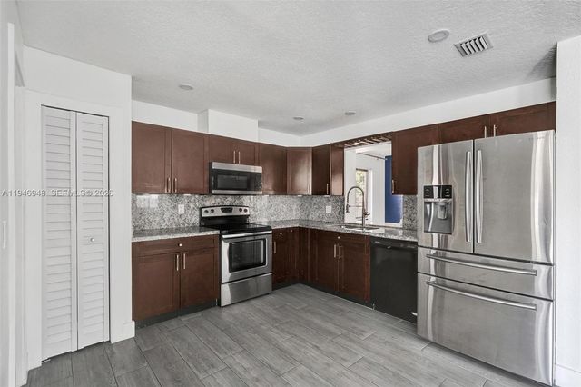 8105 SW 19th St, North Lauderdale, FL 33068