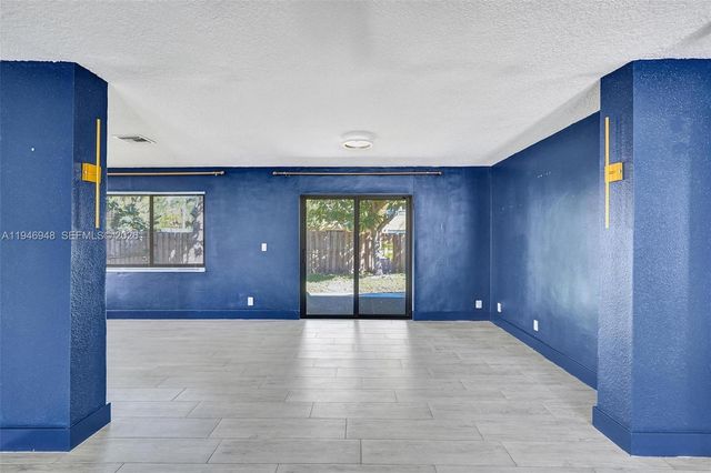 8105 SW 19th St, North Lauderdale, FL 33068