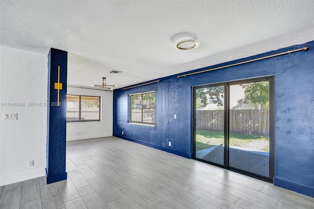 8105 SW 19th St, North Lauderdale, FL 33068