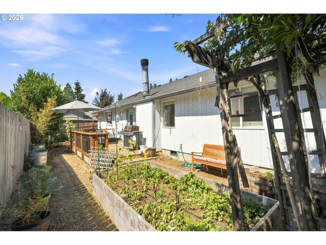 723 71ST St, Springfield, OR 97478