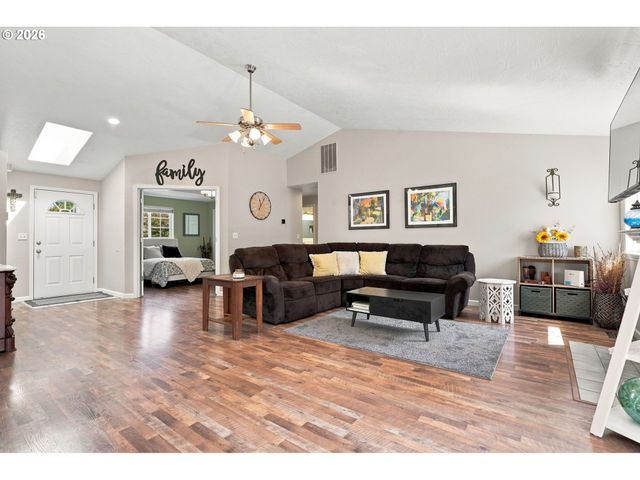 723 71ST St, Springfield, OR 97478