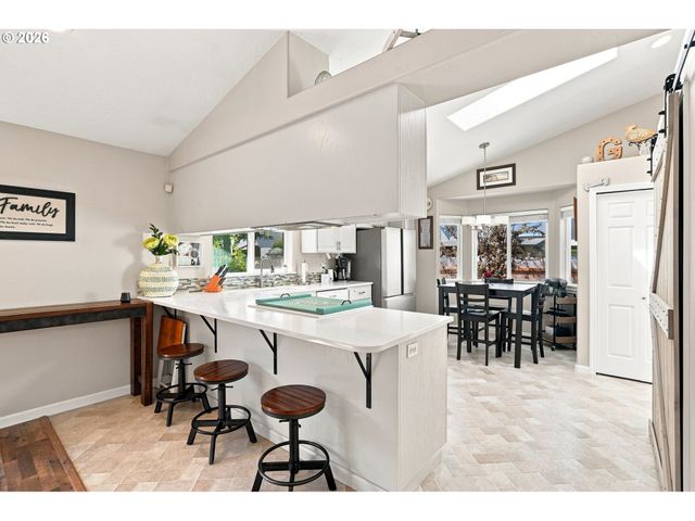 723 71ST St, Springfield, OR 97478