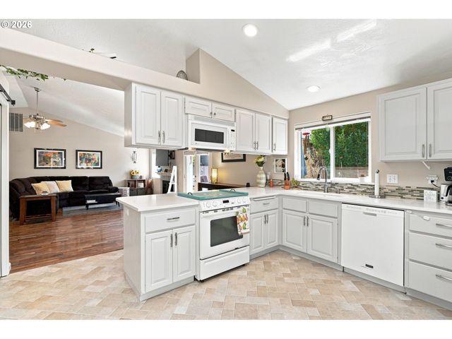 723 71ST St, Springfield, OR 97478