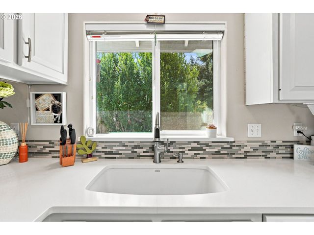 723 71ST St, Springfield, OR 97478