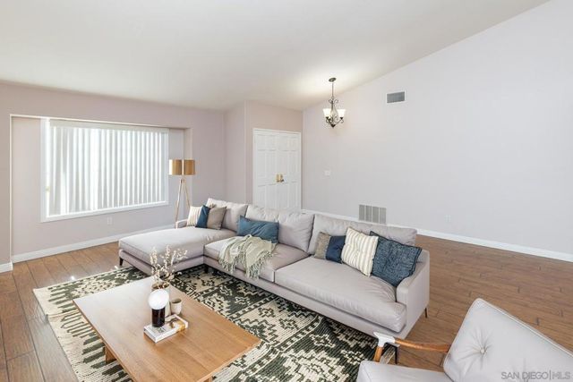 622 Creekside Ave, Oceanside, CA 92057