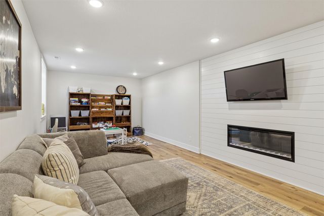 9113 Abram Drive, West Des Moines, IA 50266