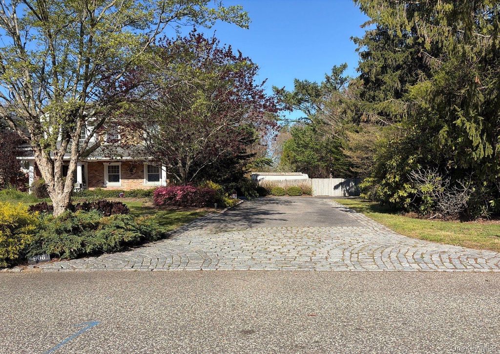 906 Thompson Drive, Bay Shore, NY 11706 — photo 3