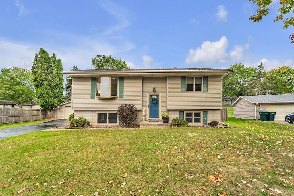 633 W Hollybrook LANE, Saukville, WI 53080