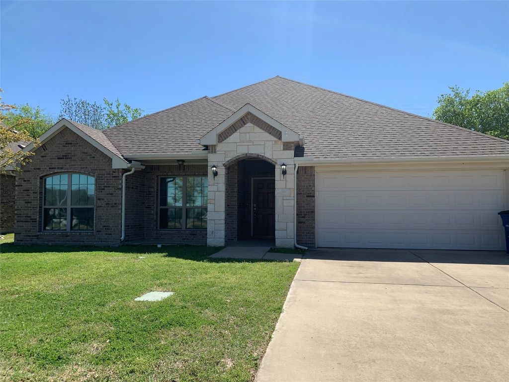 805 Oakmont Drive, Ennis, TX 75119