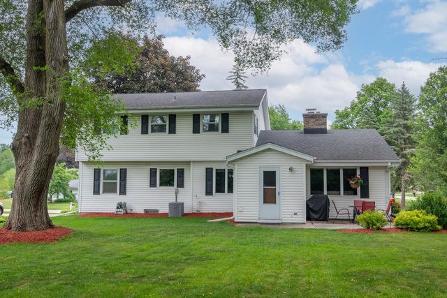 2355 Guinevere DRIVE, Brookfield, WI 53045